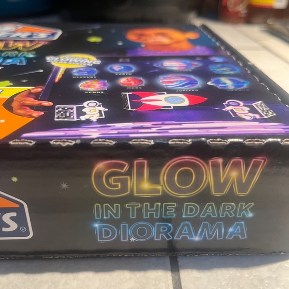 Elmer’s Glow In The Dark Diorama Solar System Themed kit. 13 piece Kit . New - Picture 4 of 10